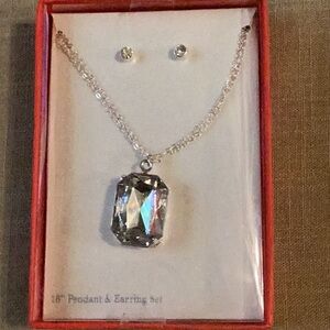NWT pendant & earrings set